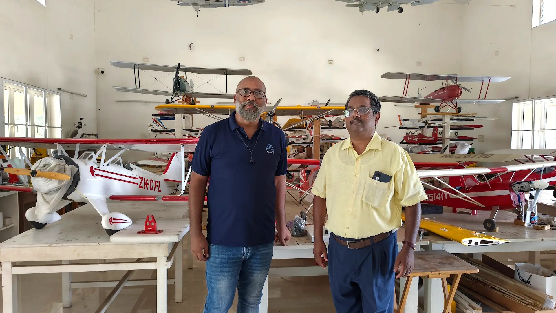 Model aircraft hangar